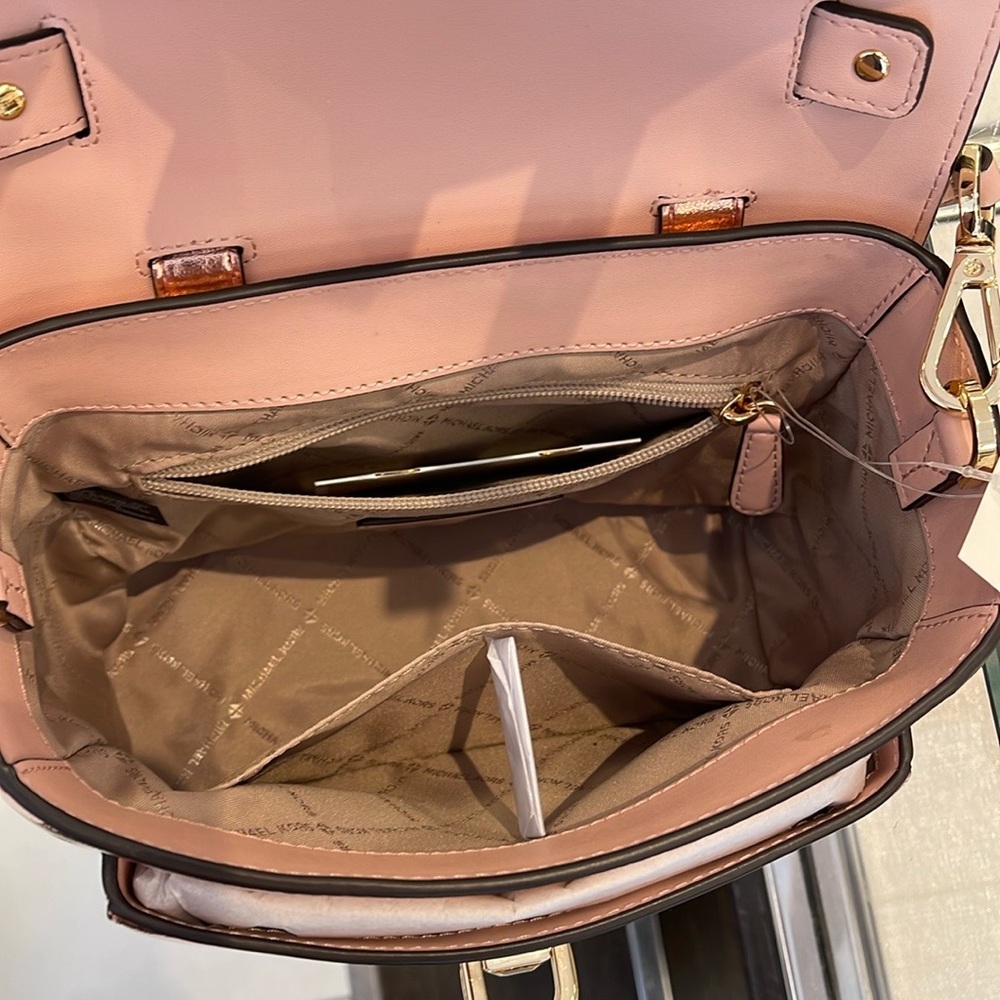 MICHAEL KORS
Manhattan Medium TH SCHOOL Crackled Metallic Leather SATCHEL
NWT - Picture 9 of 16